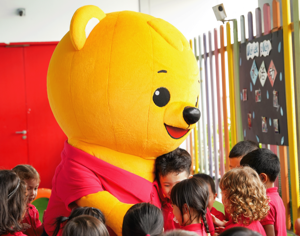 chinook visits Maplebear children